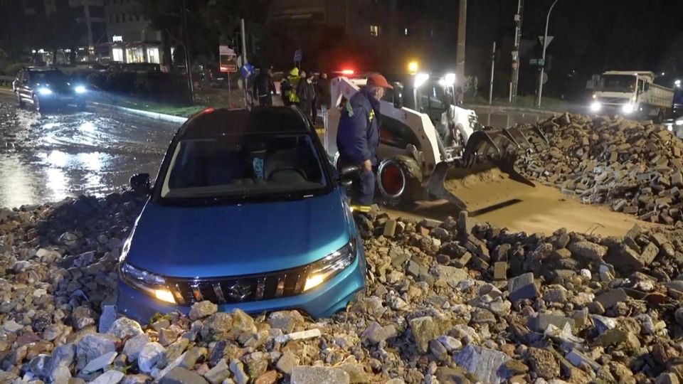Ein Auto, festgefahren in Schotter.