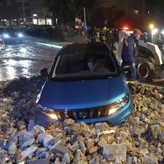 Ein Auto, festgefahren in Schotter.