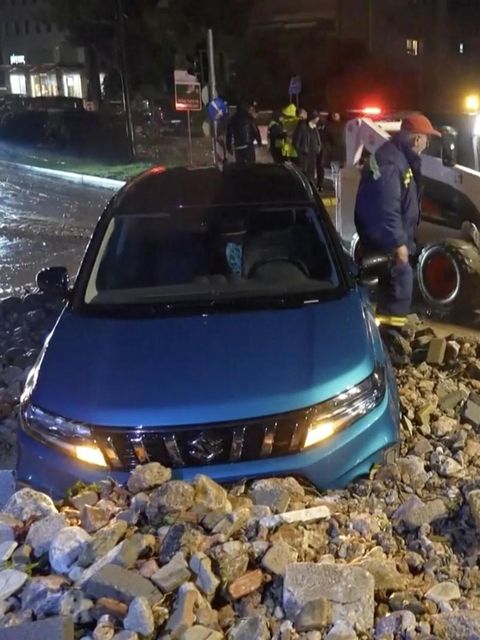 Ein Auto, festgefahren in Schotter.