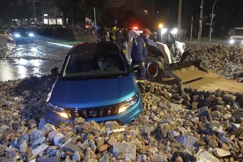 Ein Auto, festgefahren in Schotter.