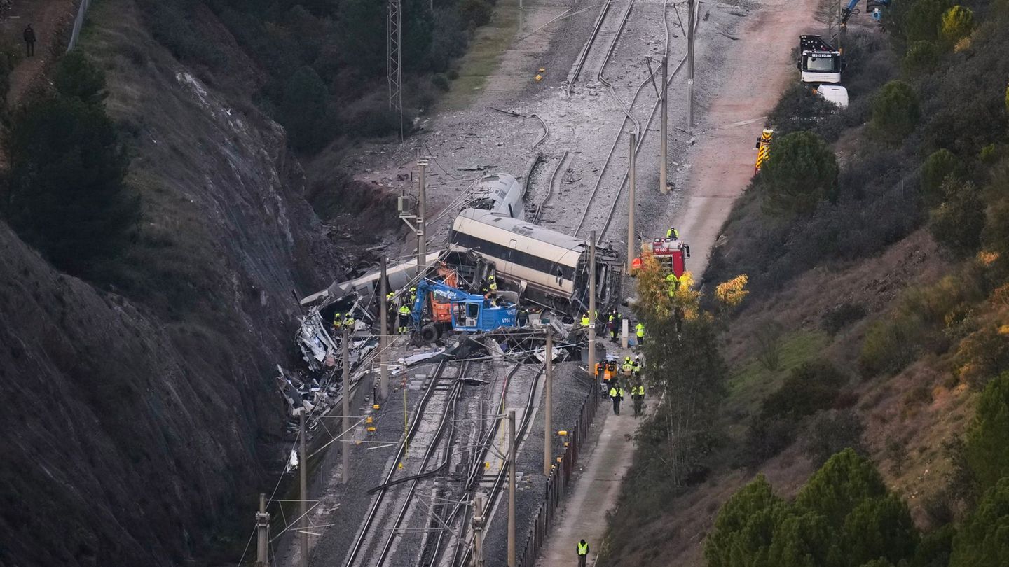 Nach dem schweren Zugunglück in Südspanien werden nun Details zu den Opfern bekannt. Foto: Manu Fernandez/AP/dpa