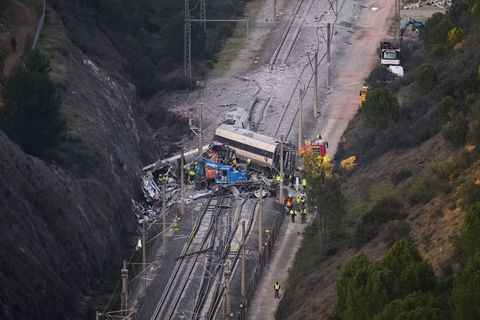 Nach dem schweren Zugunglück in Südspanien werden nun Details zu den Opfern bekannt. Foto: Manu Fernandez/AP/dpa