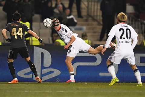 Mit Maske und zwei Veilchen: Kristensen beim Gastspiel in Baku. Foto: Uncredited/AP/dpa