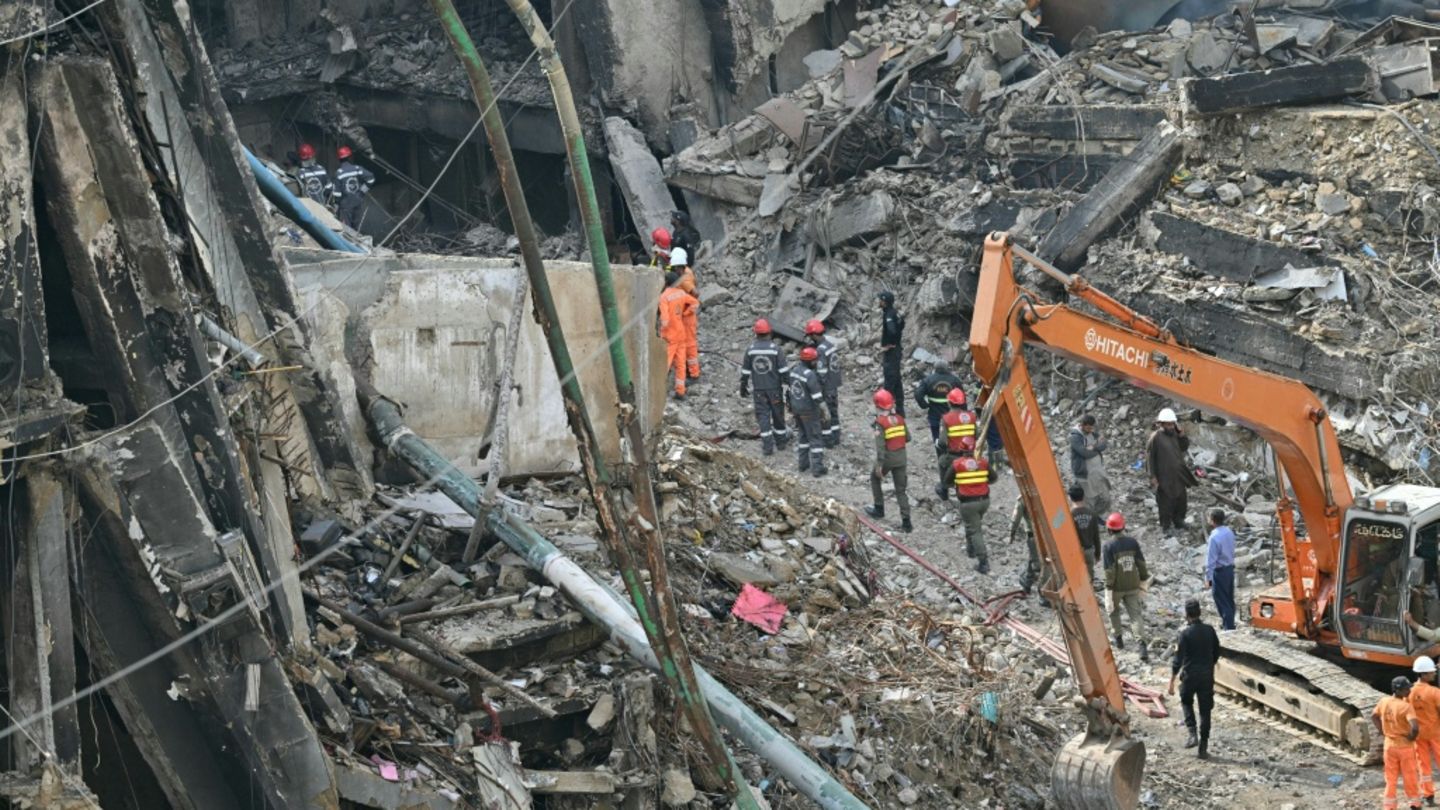 Einsatzkräfte in den Trümmern des Einkaufszentrums in Karachi