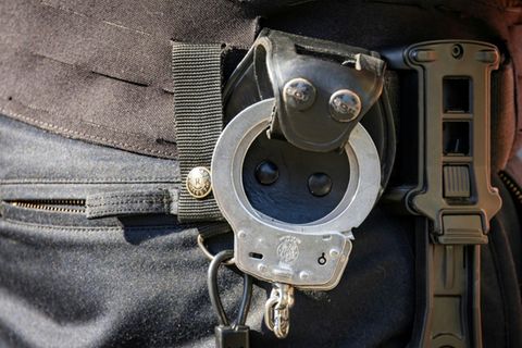 Handschellen an Polizistengürtel