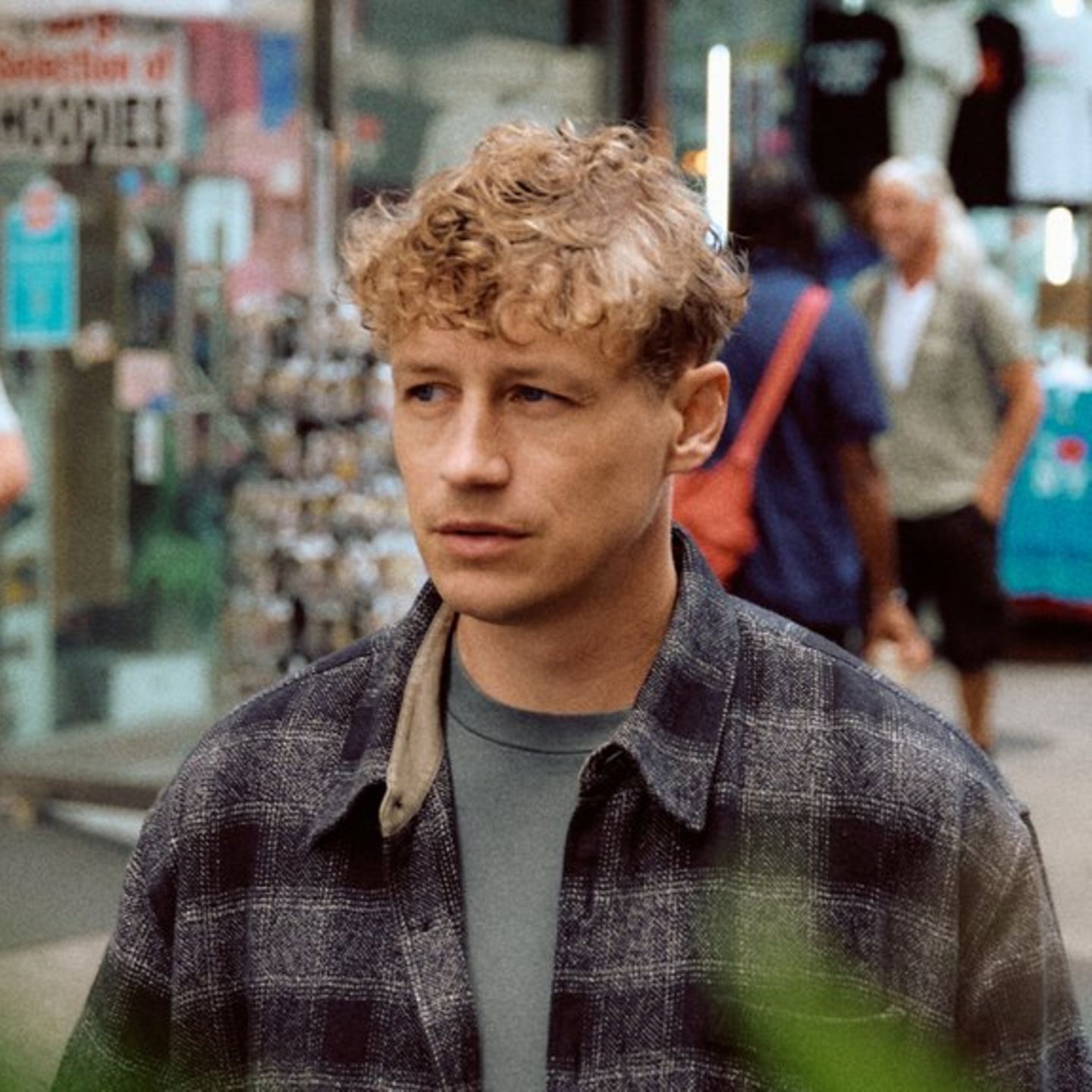 Tim Bendzko gehört zu den bekanntesten deutschen Singer-Songwritern. 2011 gelang ihm mit "Nur noch kurz die Welt retten" der D