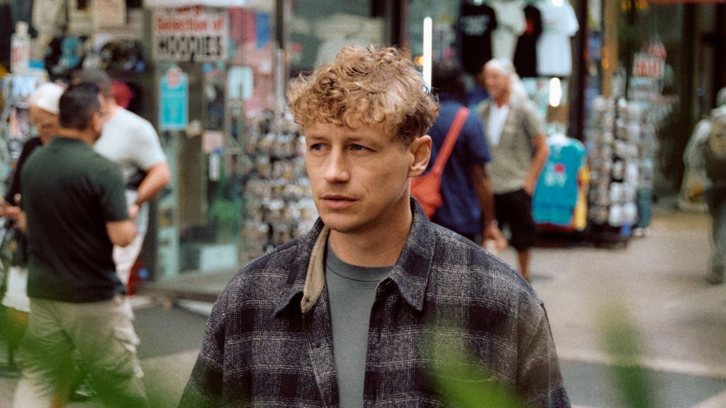 Tim Bendzko gehört zu den bekanntesten deutschen Singer-Songwritern. 2011 gelang ihm mit "Nur noch kurz die Welt retten" der D