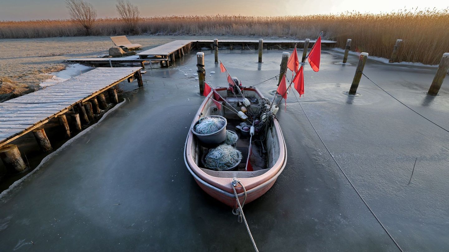 Es ist frostig im Norden. Vielerorts sind Gewässer zugefroren. Die Stadt Stralsund warnt vor dem Betreten. Foto: Bernd Wüstneck/