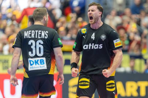 Deutschlands Handballer: DHB-Kapitän Johannes Golla (r.) und Lukas Mertens jubeln beim Erfolg gegen Spanien
