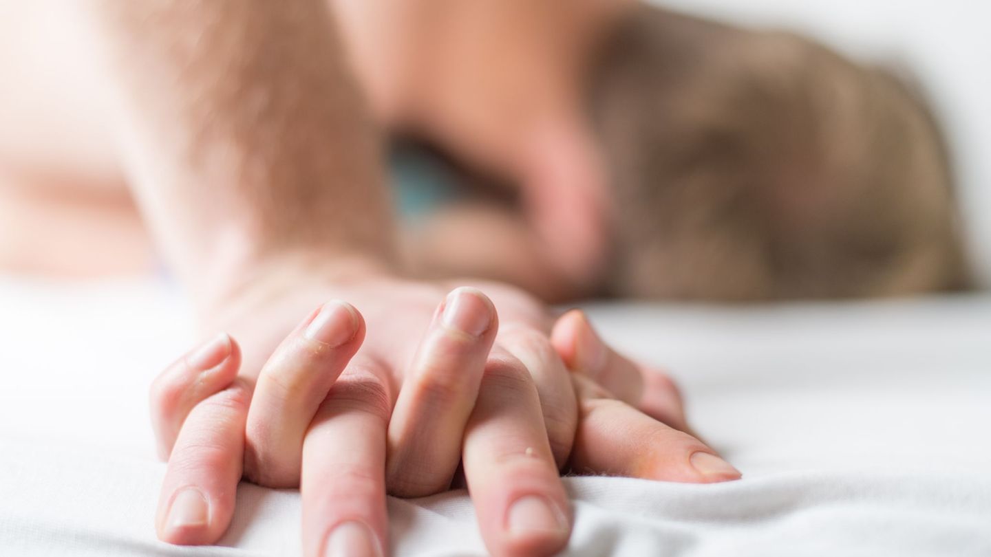 Mit dem "ersten Mal" lassen Jugendliche sich laut einer Umfrage heute mehr Zeit als noch vor sechs Jahren. Foto: Christophe Gate