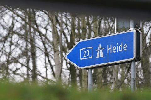 Die Autobahn 23 wird am frühen Freitagmorgen auch in Richtung Heide für mehrere Stunden gesperrt. (Symbolbild) Foto: Marcus Bran