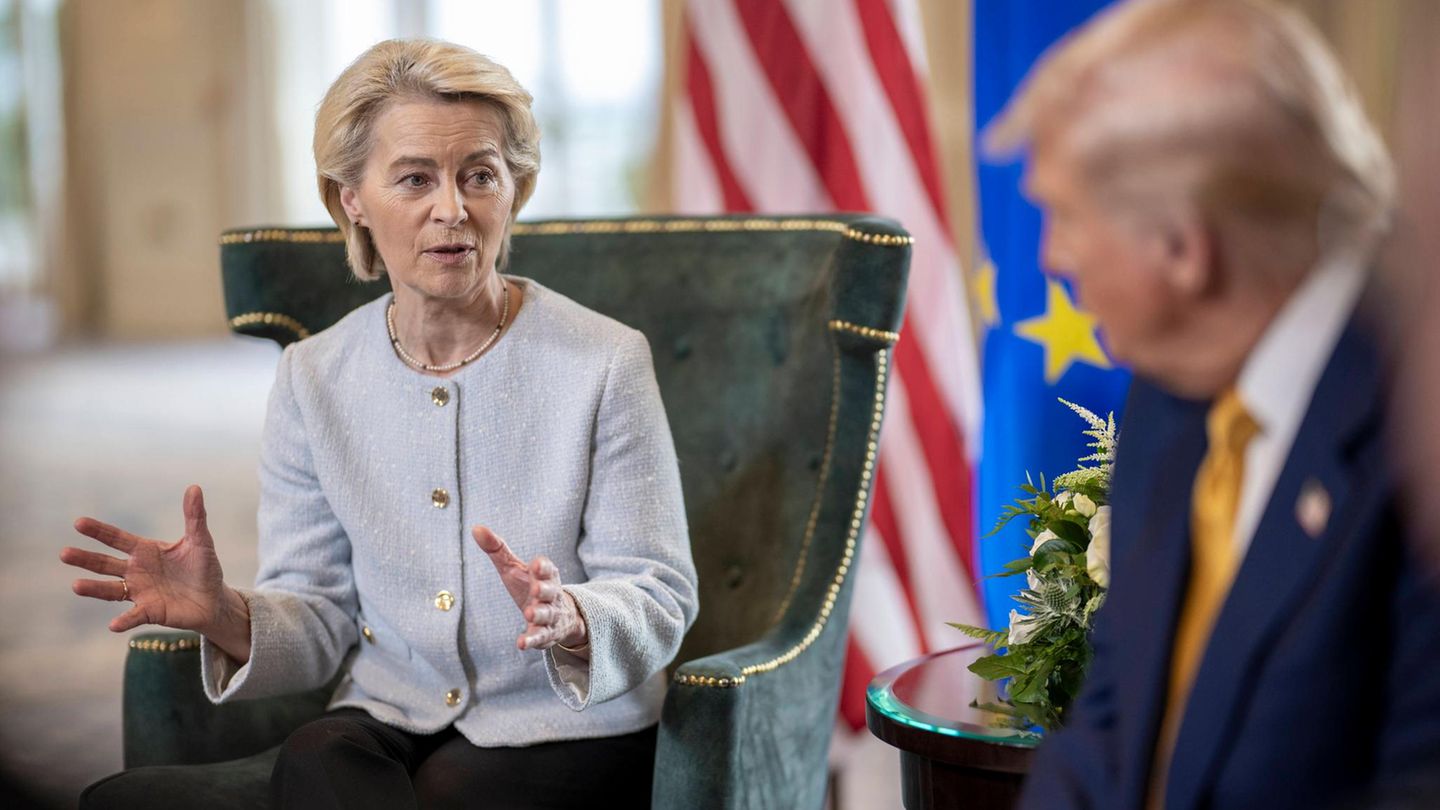 Ursula von der Leyen im Gespräch mit Donald Trump, 2025