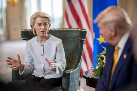 Ursula von der Leyen im Gespräch mit Donald Trump, 2025