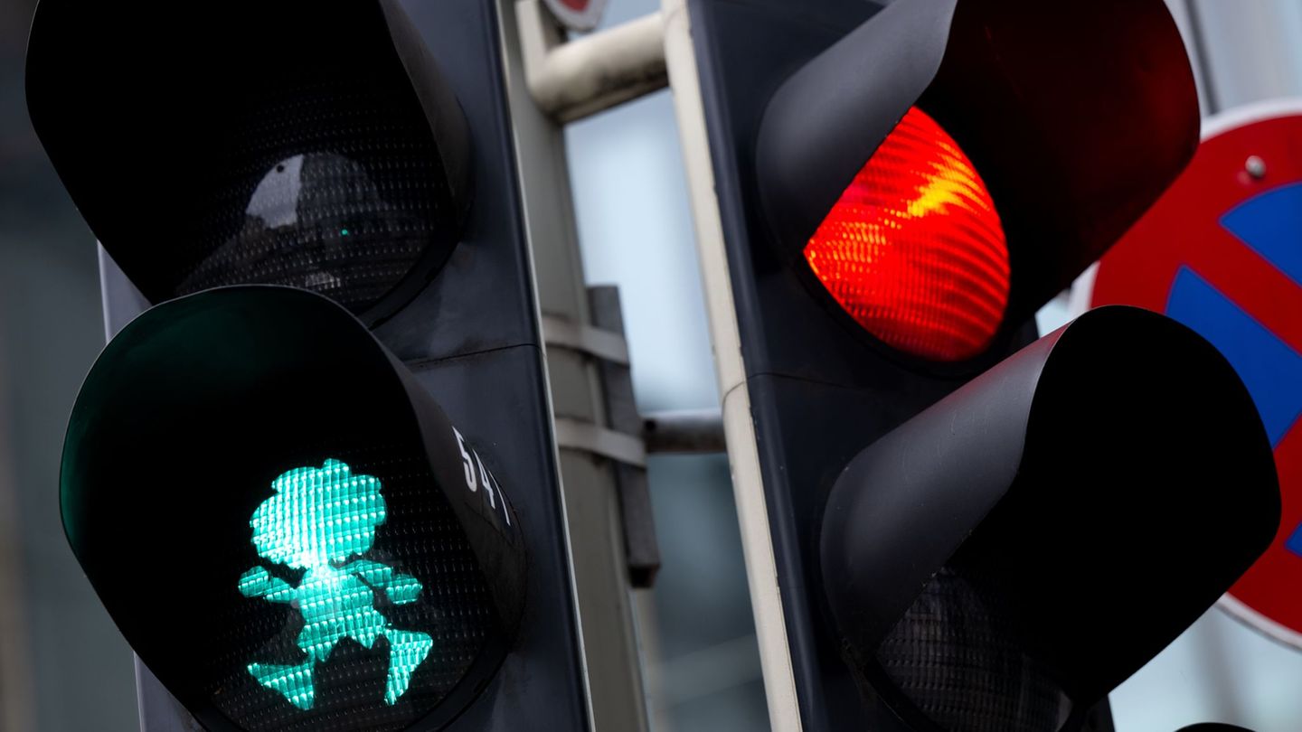 Eine Ampel hat er schon - aber sollte der Pumuckl auch Namensgeber einer Straße werden? (Symbolbild) Foto: Sven Hoppe/dpa