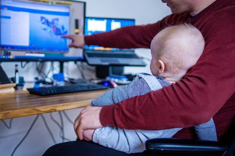Sicher nicht ganz einfach: Ein junger Vater arbeitet im Homeoffice mit seinem Sohn. (Symbolbild) Foto: Jens Büttner/dpa