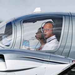 Bundeskanzler Friedrich Merz (CDU) am Steuer seiner zweimotorigen Diamond DA62 (Archivbild)