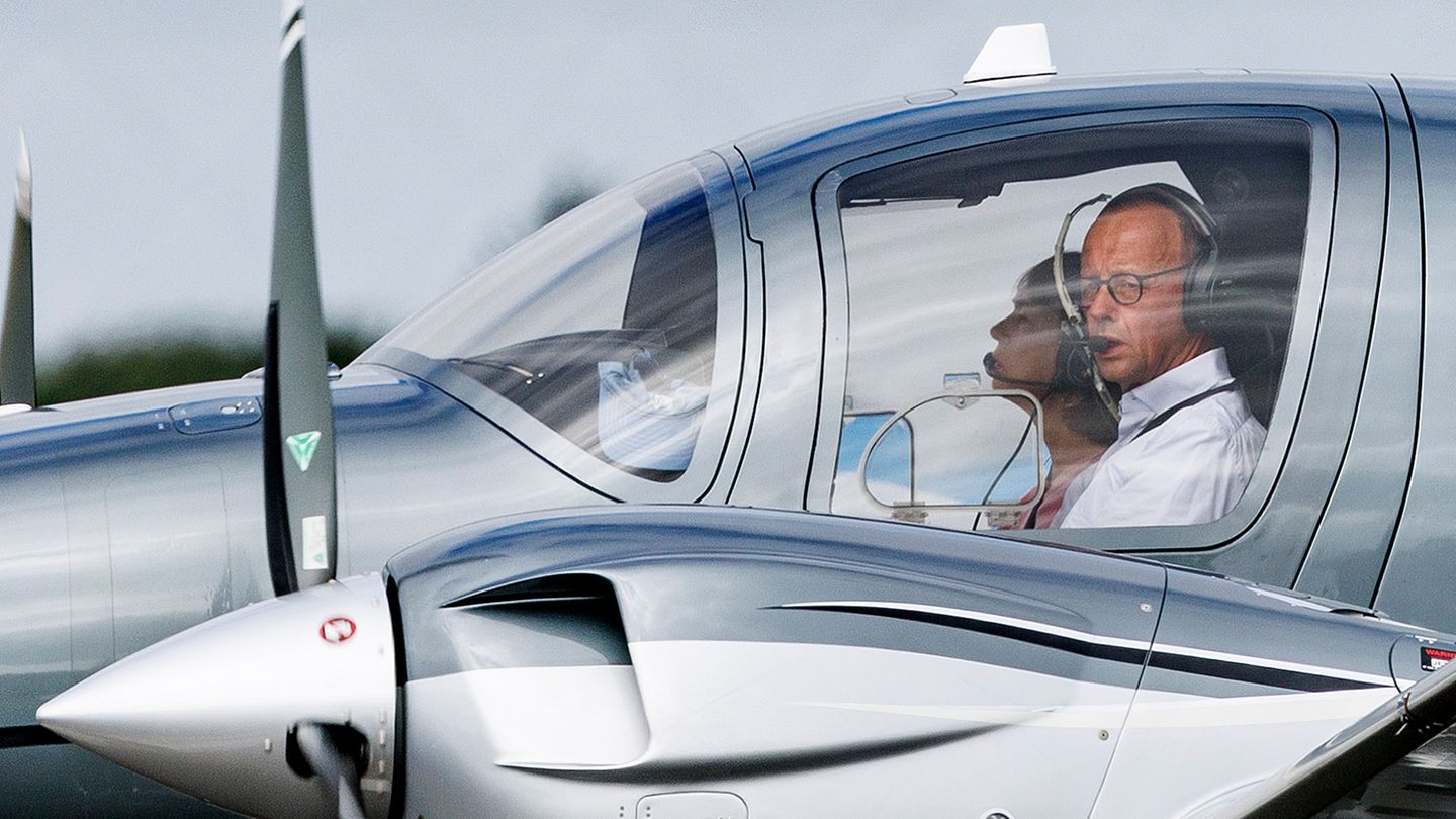 Bundeskanzler Friedrich Merz (CDU) am Steuer seiner zweimotorigen Diamond DA62 (Archivbild)