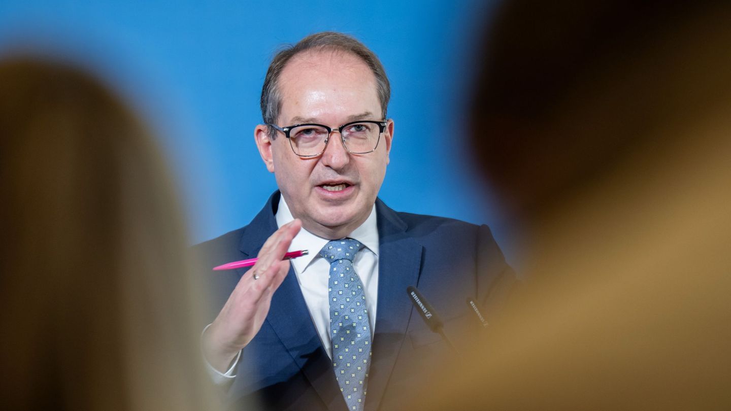 Bundesinnenminister Alexander Dobrindt (CSU) will abgelehnte Asylbewerber in sogenannte Return Hubs abschieben können. (Archivbi