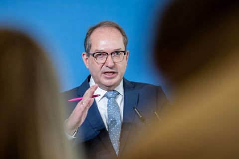 Bundesinnenminister Alexander Dobrindt (CSU) will abgelehnte Asylbewerber in sogenannte Return Hubs abschieben können. (Archivbi