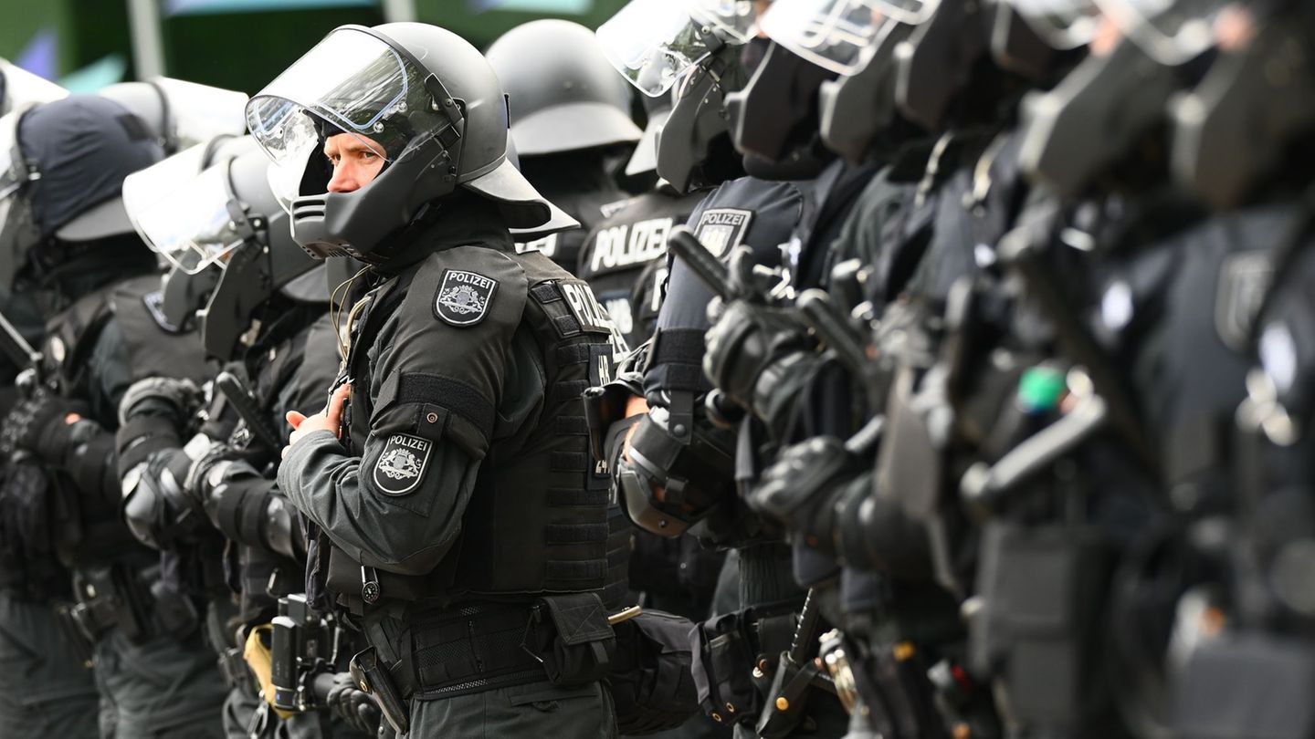 Die Polizei beim Hamburger Stadtderby. (Archivbild) Foto: ---/dpa