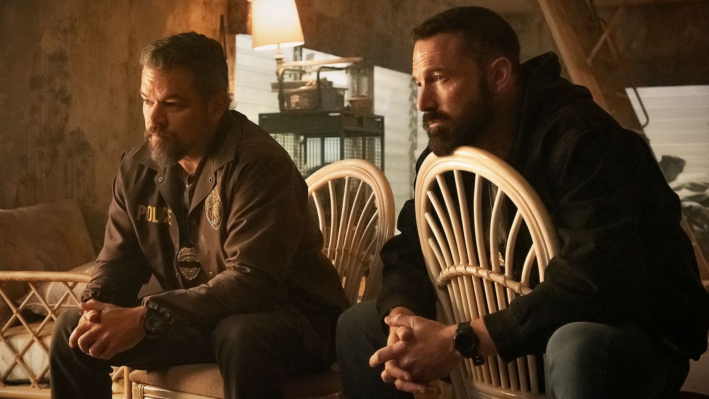 Matt Damon (links) und Ben Affleck im Netflix-Thriller "The Rip": die beiden Hollywood-Buddies produzierten einen gemeinen kleinen Cop-Thriller, den man nicht nur als bleihaltigen Actionfilm, sondern auch als Allegorie auf ein gespaltenes Amerika lesen kann.