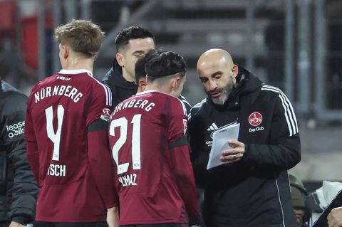 Javier Pinola (r) ist nun als Chef gefordert. (Archivbild) Foto: Daniel Löb/dpa