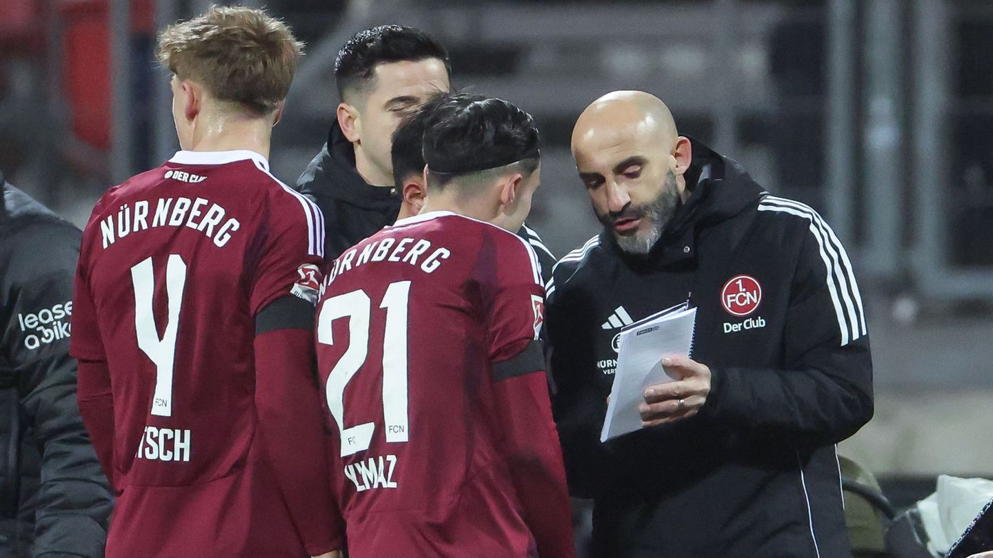 Javier Pinola (r) ist nun als Chef gefordert. (Archivbild) Foto: Daniel Löb/dpa