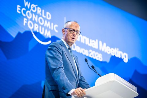 Bei seiner Rede auf dem Weltwirtschaftsforum wirkt Friedrich Merz angespannt