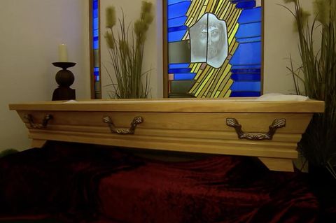 Ein leerer Sarg in einem Bestattungsinstitut