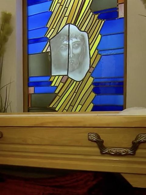 Ein leerer Sarg in einem Bestattungsinstitut