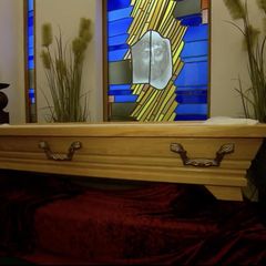 Ein leerer Sarg in einem Bestattungsinstitut