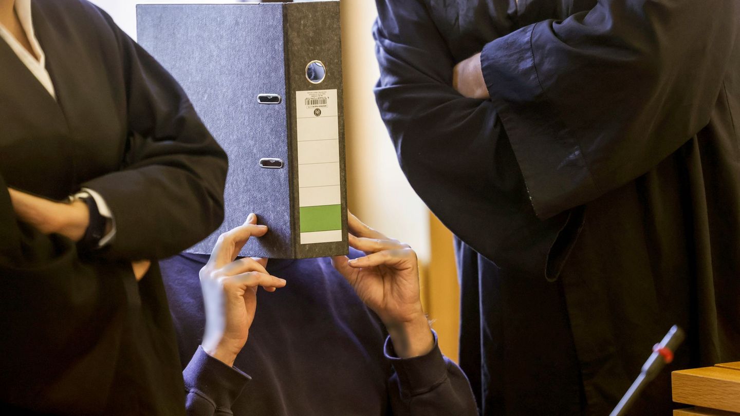 Ein bereits wegen zehnfachen Mordes in Aachen verurteilter Ex-Pfleger könnte für mehr als 100 weitere Todesfälle verantwortlich