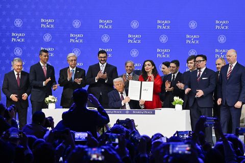 Breites Grinsen, große Versprechen: Donald Trump bei der Unterzeichnung der Gründungscharta seine "Friedensrates" in Davos