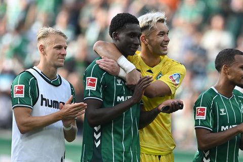 Großer Jubel nach dem Hinspiel: Werders Karim Coulibaly traf spät zum 3:3 gegen Leverkusen. Foto: Carmen Jaspersen/dpa