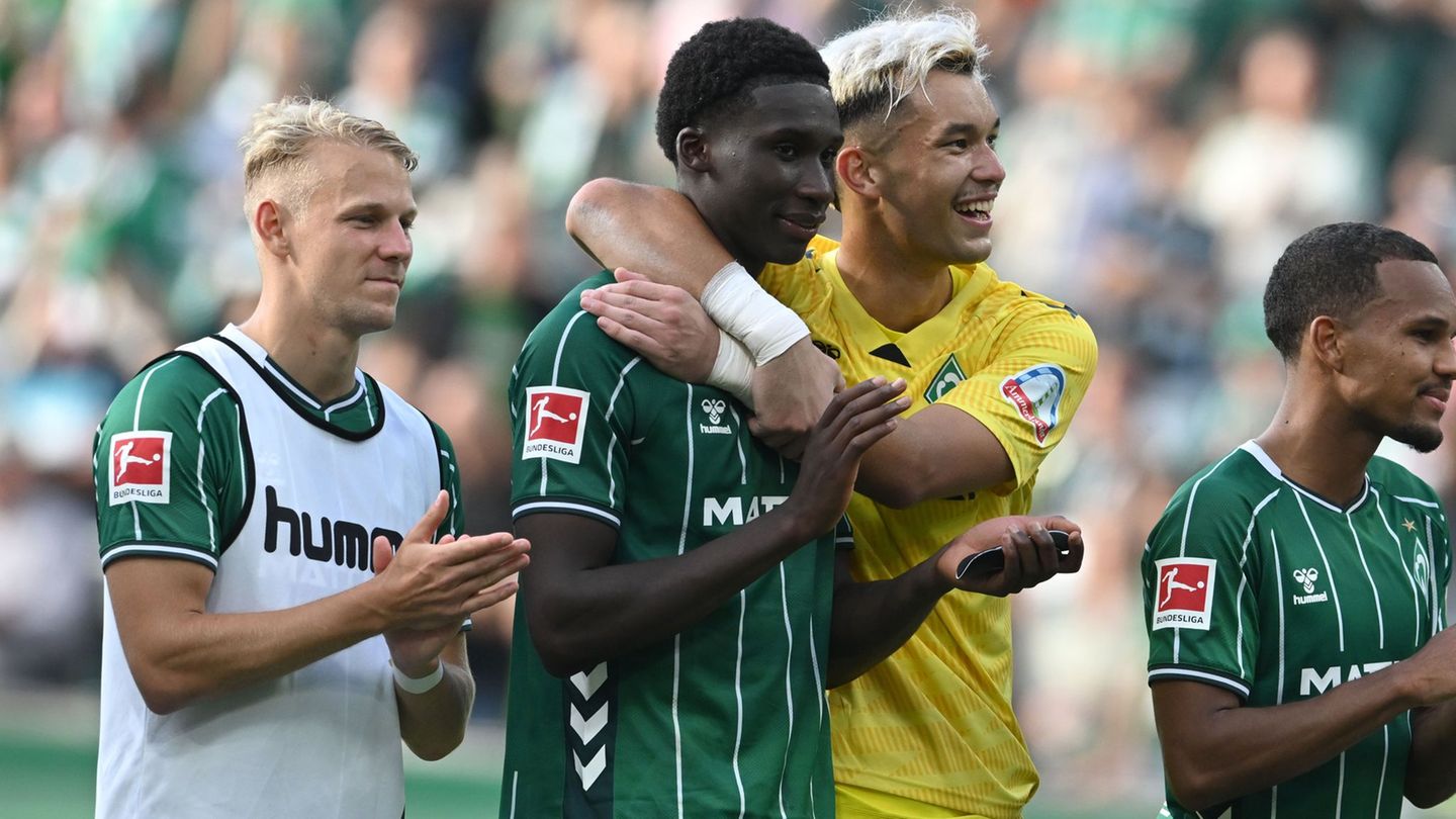 Großer Jubel nach dem Hinspiel: Werders Karim Coulibaly traf spät zum 3:3 gegen Leverkusen. Foto: Carmen Jaspersen/dpa