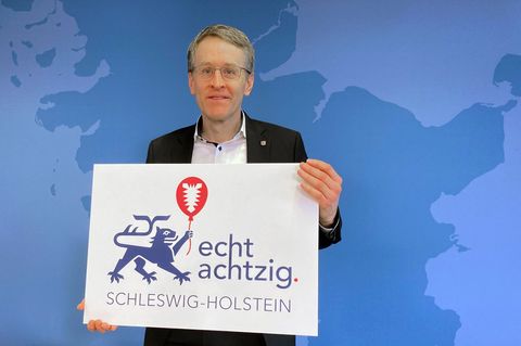 Zum 80. Geburtstag des Landes gibt es ein eigenes Logo. Foto: Sönke Möhl/dpa