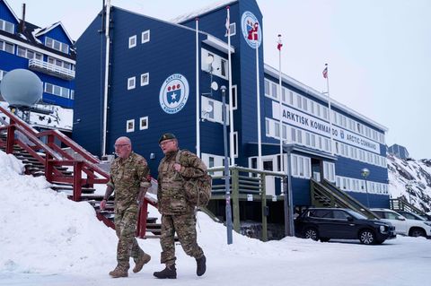 Dänische Soldaten gehen vor dem Joint Arctic Command Center in Grönland spazieren