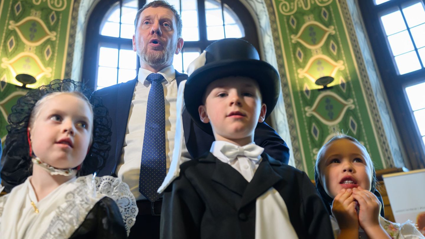 Die Sächsische Staatskanzlei ist am Donnerstag zum Schauplatz einer Vogelhochzeit geworden - ein sorbischer Brauch, den Kinder f