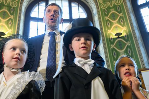 Die Sächsische Staatskanzlei ist am Donnerstag zum Schauplatz einer Vogelhochzeit geworden - ein sorbischer Brauch, den Kinder f