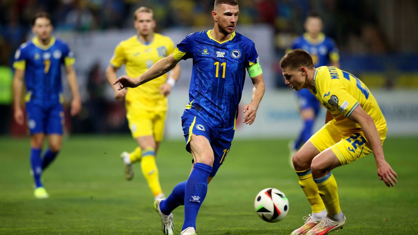 Edin Dzeko (M) will zukünftig in der 2. Bundesliga stürmen. (Archivbild) Foto: Armin Durgut/AP