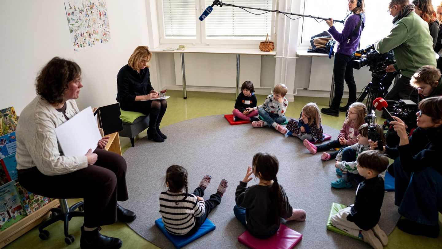 Bildungsministerin Karin Prien ist zum Vorlesen in eine Kita in Berlin-Kreuzberg gekommen. Foto: Fabian Sommer/dpa