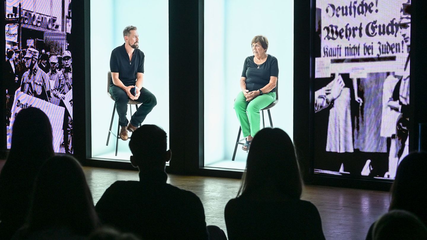 In Hologramm-Videos unterhalten sich Moderator Klaas Heufer-Umlauf und die Holocaust-Überlebende Ruth Winkelmann. Foto: Jens Kal