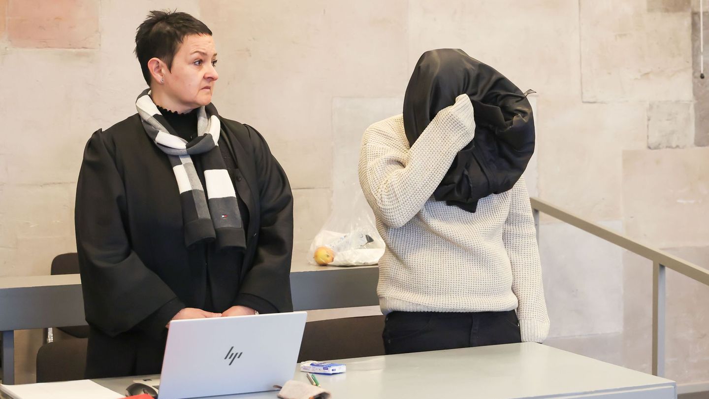 Später entschuldigt sich die Angeklagte bei der Mutter des 15-Jährigen. Diese nimmt die Entschuldigung aber nicht an. Foto: Dani