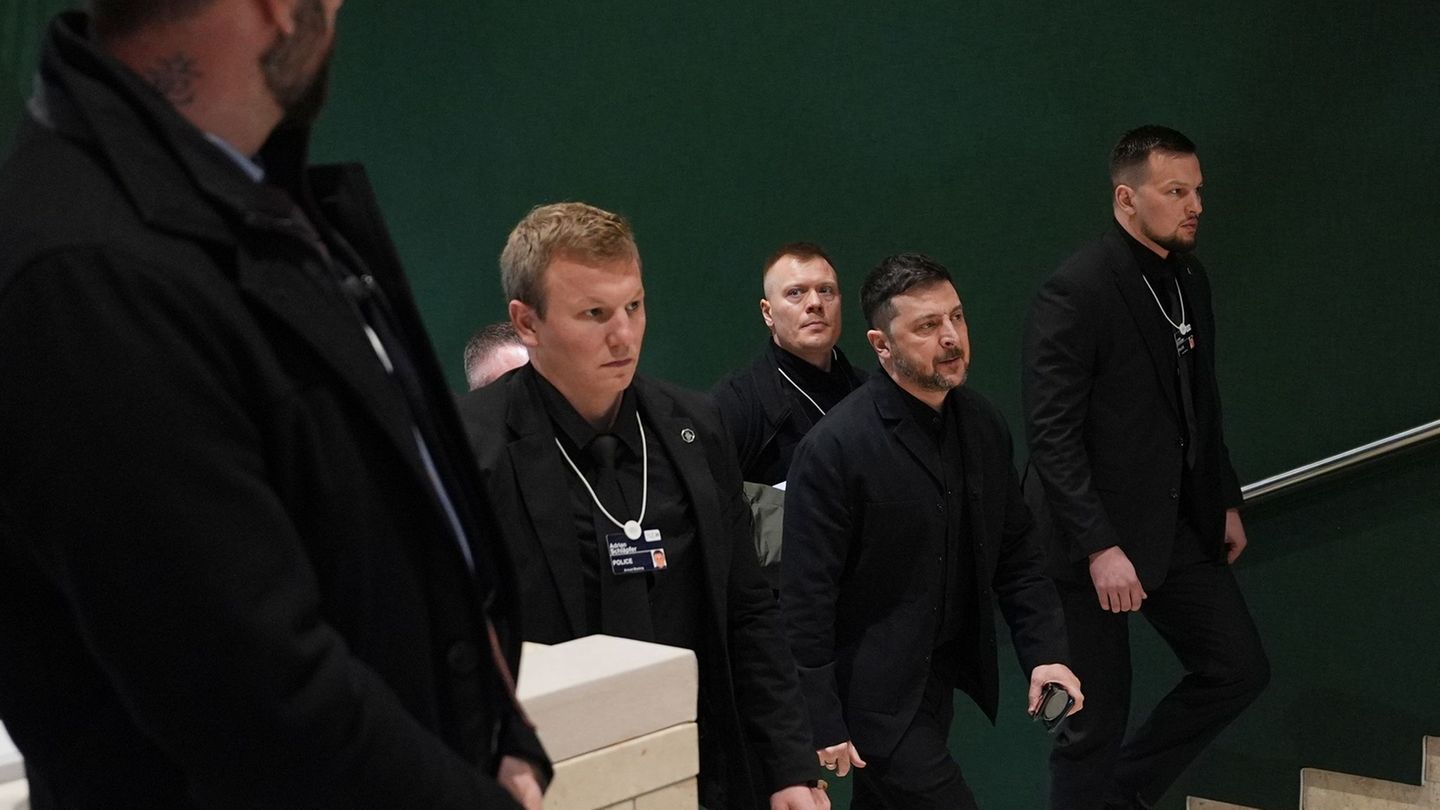 Ukraine-Krieg-Trump-und-Selenskyj-sprechen-in-Davos-miteinander