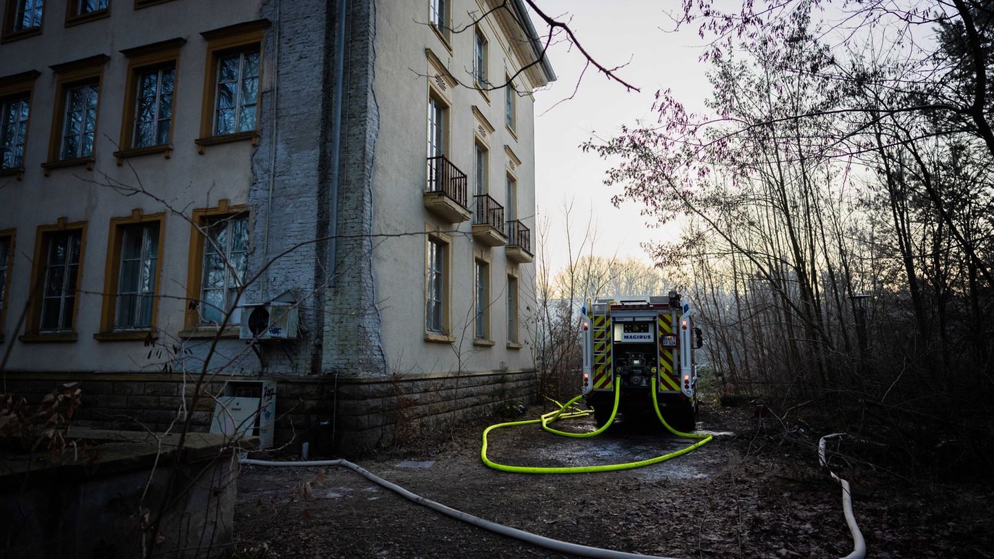 -Eine-Trag-die-Feuer-w-tet-auf-historischem-Gel-nde-nahe-Goebbels-Villa