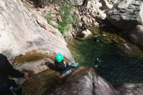 Nach einem Sprung beim Canyoning ist eine Frau querschnittgelähmt. (Symbolbild) Foto: Florian Sanktjohanser/dpa-tmn