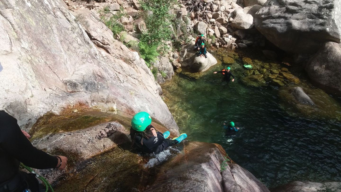 Nach einem Sprung beim Canyoning ist eine Frau querschnittgelähmt. (Symbolbild) Foto: Florian Sanktjohanser/dpa-tmn