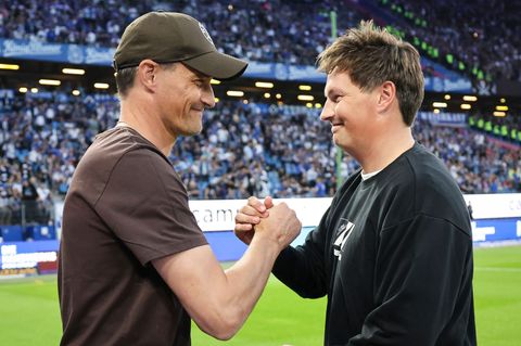 Schätzen sich: FC St. Paulis Cheftrainer Alexander Blessin (l) und sein HSV-Kollege Merlin Polzin. (Archivbild) Foto: Christian