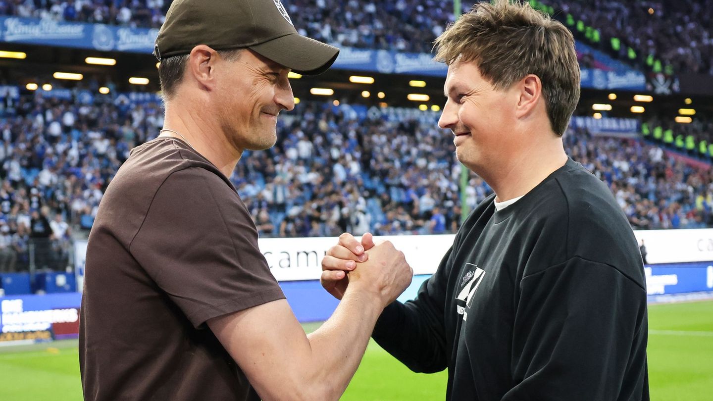 Schätzen sich: FC St. Paulis Cheftrainer Alexander Blessin (l) und sein HSV-Kollege Merlin Polzin. (Archivbild) Foto: Christian
