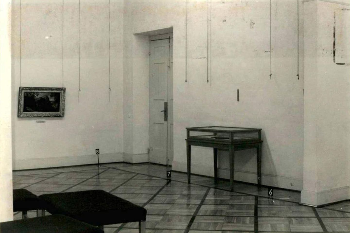 Ein Ausstellungsraum mit Schnüren zur Befestigung von Bildern, aber ohne die Bilder